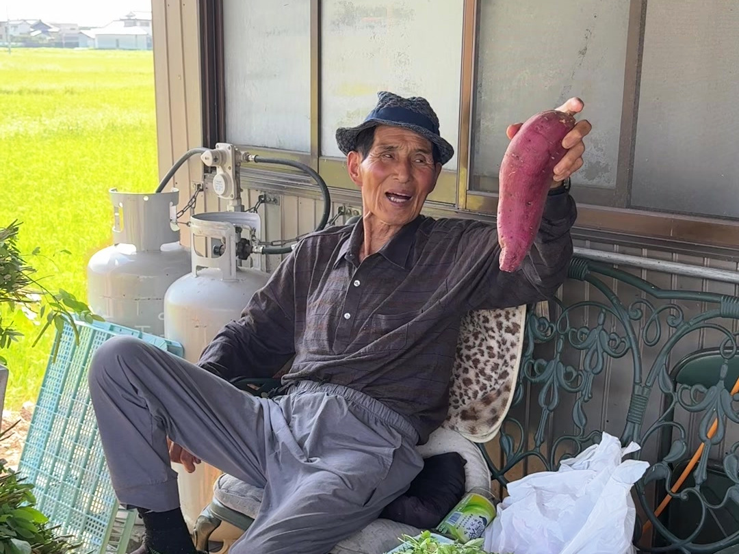 芋を手に笑う、香稜苑の作り手